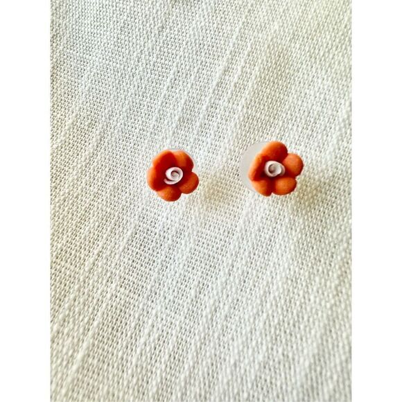 Petit small orange stud earrings - Picture 1 of 3